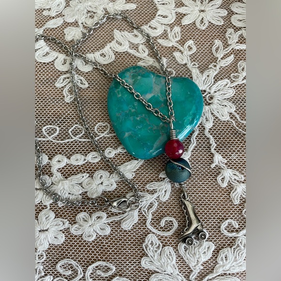🛼 Retro Roller Skate Agate and Druzy Charm Necklace - Picture 4 of 5